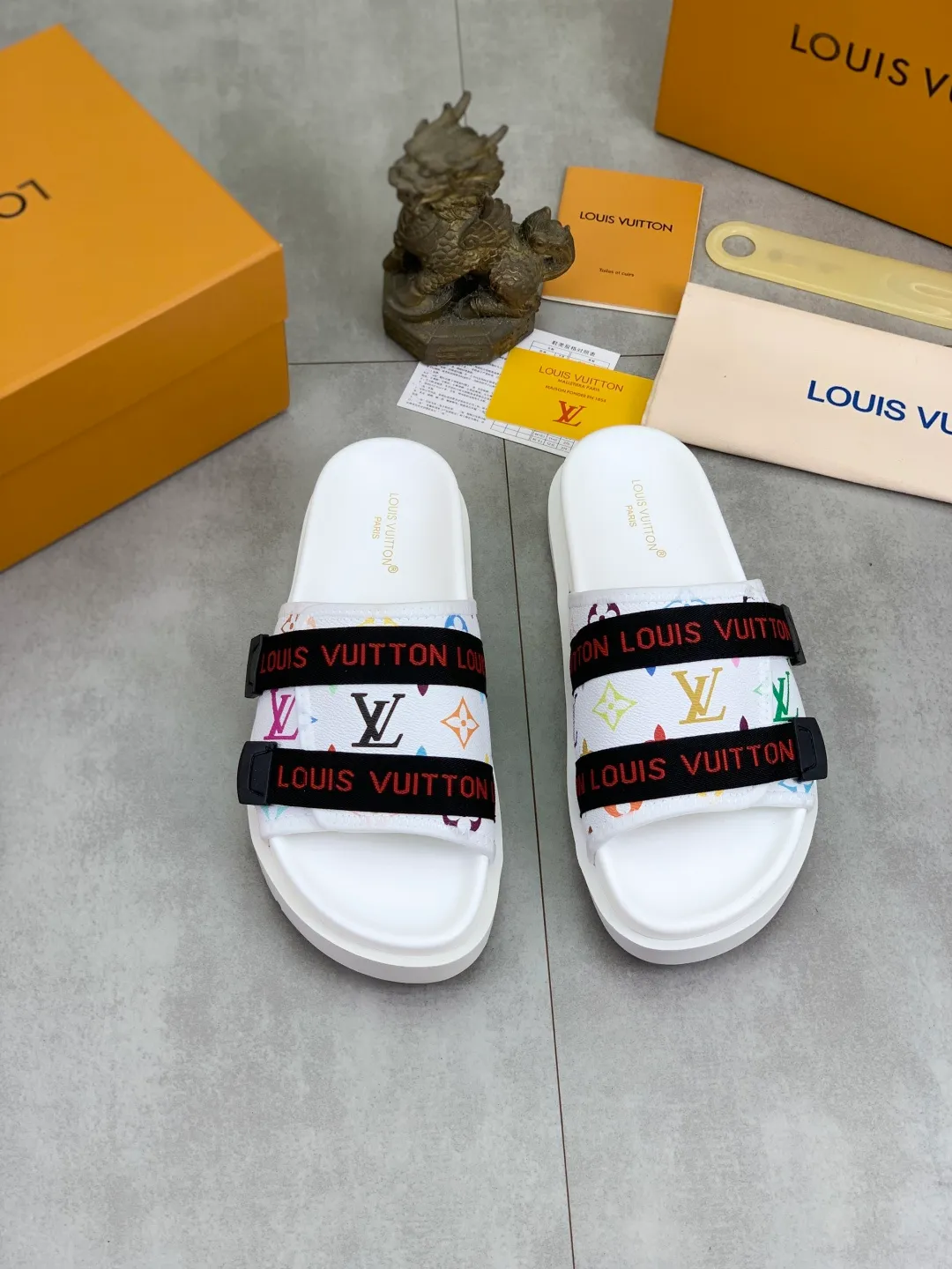 Men's shoes 💰P320💰【New style】🆘 Original quality 【LOUIS VUITTON】The popular Louis Vuitton LV men's slippers on the official website are on sale simultaneously! Original fabric imported from Italy, original factory special supply, code number: 38-44 (45 customized), many colors available
